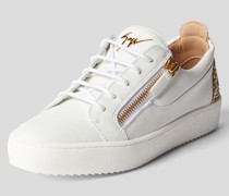 Sneaker mit glitzernden Akzenten