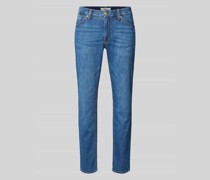 Modern Fit Jeans mit Label-Patch Modell 'CHUCK'