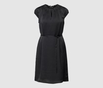 Knielanges Kleid mit Bindegürtel