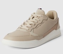 Sneaker mit Schnürverschluss