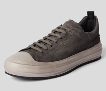 Sneaker mit Label-Prägung