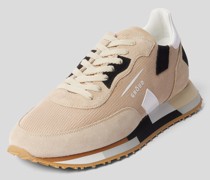 Sneaker mit Label-Print