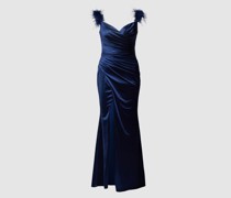 Abendkleid mit Federbesatz