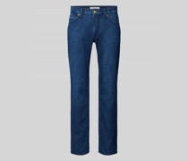 Modern Fit Jeans mit Label-Patch Modell 'CHUCK'