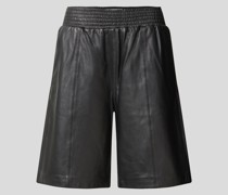 Ledershorts mit Ziernähten