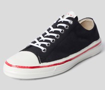 Glänzende Sneaker