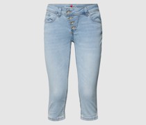Jeans in Caprilänge mit Label-Details