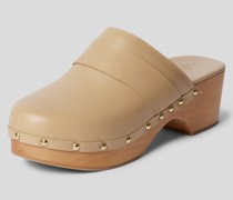 Clogs mit Nietenbesatz