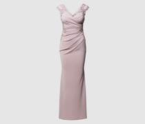 Abendkleid mit floralen Stickereien und V-Ausschnitt