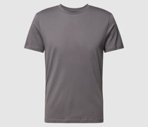 T-Shirt in unifarbenem Design