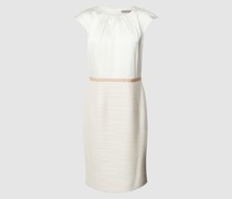 Cocktailkleid mit gelegten Falten