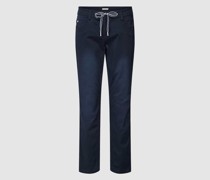 Tapered Relaxed Fit Chino mit Stretch-Anteil in marineblau