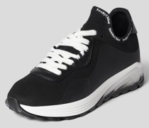 Sneaker mit Label-Details