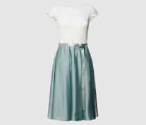 Cocktailkleid mit Spitzenbesatz