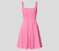 Knielanges Kleid mit Karree-Ausschnitt