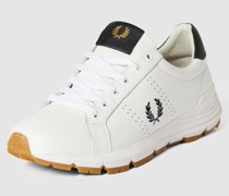 Sneaker mit Perforierungen