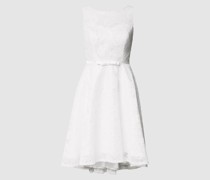 Brautkleid mit floraler Spitze