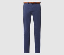 Chino mit Stretch-Anteil und Gürtel
