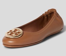 Ballerinas mit Label-Applikation