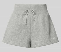Shorts in unifarbenem Design mit Label-Stitching