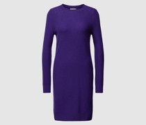 Knielanges Strickkleid mit geripptem Rundhalsausschnitt