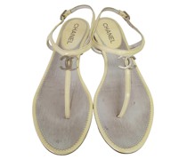 Second Hand Sandalen aus Lackleder in Creme
