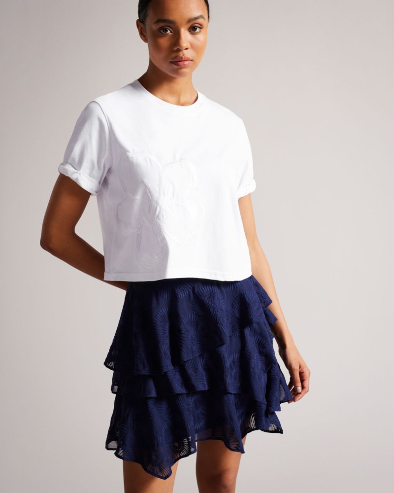 Ted Baker Damen T-Shirt mit Magnolienverzierung in Weiß Carmyn Baumwolle