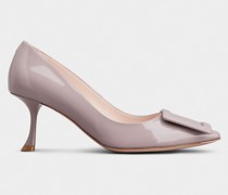 Pumps mit bezogener Schnalle aus Lackleder