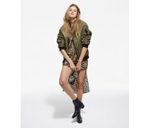 Khakifarbene Bomberjacke mit Leopardenfutter