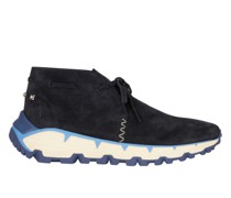 Sneaker aus Spaltleder mit Crown Me-Nieten