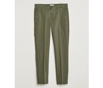 Tapered Fit Baumwoll Twill Stretch Chinohose Olive