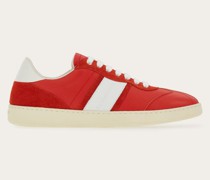 Flacher Sneaker mit Signatur