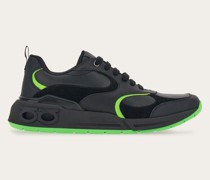 Zweifarbiger Sneaker mit Einsätzen