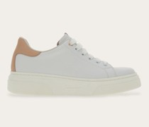 Sneaker mit Mini Vara Chain Ornament