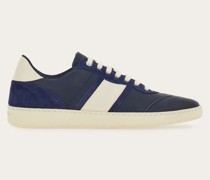 Low Top Sneaker mit Signatur