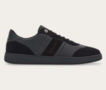 Low Top Sneaker mit Signatur