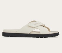 Sandale mit überkreuzten Riemen