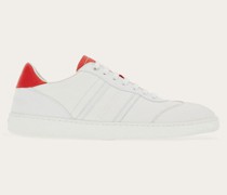 Flacher Sneaker mit Signatur