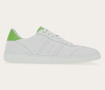Flacher Sneaker mit Signatur