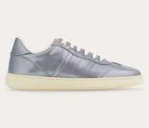 Flacher Sneaker mit Signatur