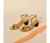 Goldfarbene Sandale aus Leder mit Absatz