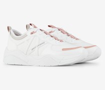 Sneaker aus mehreren Materialien
