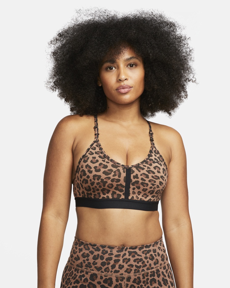 Nike Damen Nike Indy Sport-BH mit leichtem Halt einteiligem Polster V-Ausschnitt und Leopardenprint für Damen Braun