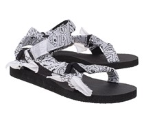 Sandalen im Bandana-Design