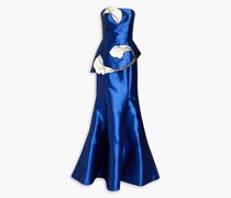 Mehrlagige Robe aus Mikado mit floralen Applikationen