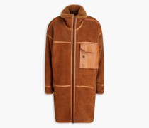 Mantel aus lasergeschnittenem Shearling mit Lederbesatz