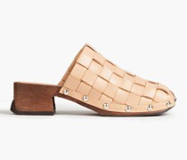 Arlene Mules aus geflochtenem Leder mit Nieten