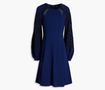 Kleid aus Crêpe mit Stickereien und Cut-outs