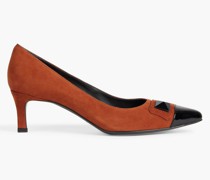 Pumps aus Veloursleder und Lackleder mit Nieten
