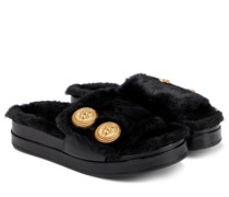 Balmain Pantoletten aus Leder und Faux Fur